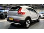 Volvo XC40 1.5 T5 Plug-in Hybrid 193kW/262pk DCT7 FACELIFT! Plus Bright CLIMA + CRUISE + FULL LED HIGH BEAM + NAVI SENSUS + LANE ASSIST + SPORTSTOELEN + KEYLESS ENTRY&GO + CAMERA + MISTLAMPEN VOOR + PARKSENSOREN + 18" LM-VELGEN!!