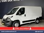 Peugeot Boxer 2.2 BlueHDi 120pk L1H1 Euro6 Airco | Camera | Navigatie | Trekhaak | Cruisecontrol Parkeersensoren, Bijrijdersbank
