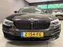 BMW 5-Serie Touring 520i High Executive PANO/LEDER/H-UP/DAB/CARPLAY/SFEERVERL///