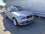 BMW 1-Serie Cabrio 118i High Executive 133Dkm.NAP, AUTOMAAT, Leer, Clima, CC, LM, Afn.Trekh, nw. APK – Inruil Mogelijk –