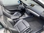BMW 1-Serie Cabrio 118i High Executive 133Dkm.NAP, AUTOMAAT, Leer, Clima, CC, LM, Afn.Trekh, nw. APK – Inruil Mogelijk –