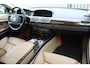 BMW 7-Serie 735i Executive MEENEEMPRIJS Schuif kanteldak/Uniek/Lage kilometerstand/Soft close/Lederen interieur/Elektrisch verstelbare stoelen/Stoelverwarming/Navigatie/Parkeersensoren/CD wisselaar.