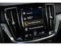 Volvo V60 Cross Country 2.0 B5 AWD Pro | Adaptieve Cruise Control | Power Seats | Panoramadak | Donker Glas | Dode Hoek Detectie | 19" |