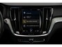 Volvo V60 Cross Country 2.0 B5 AWD Pro | Adaptieve Cruise Control | Power Seats | Panoramadak | Donker Glas | Dode Hoek Detectie | 19" |