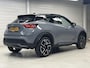 Nissan Juke 1.6 Hybrid N-Design AUTOMAAT / *** Levertijd in overleg *** / Two-tone kleurstelling / Voorstoelen, voorruit + stuurwiel verwarmd / Rondomzichtcamera / Dode hoek detectie / Cruise control adaptief / Automatische airco / Apple Car Play & Android Auto / Licht metalen velgen 19" / Navigatiesysteem full map / Parkeersensoren voor + achter