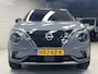 Nissan Juke 1.6 Hybrid N-Design AUTOMAAT / *** Levertijd in overleg *** / Two-tone kleurstelling / Voorstoelen, voorruit + stuurwiel verwarmd / Rondomzichtcamera / Dode hoek detectie / Cruise control adaptief / Automatische airco / Apple Car Play & Android Auto / Licht metalen velgen 19" / Navigatiesysteem full map / Parkeersensoren voor + achter