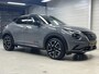 Nissan Juke 1.6 Hybrid N-Design AUTOMAAT / *** Levertijd in overleg *** / Two-tone kleurstelling / Voorstoelen, voorruit + stuurwiel verwarmd / Rondomzichtcamera / Dode hoek detectie / Cruise control adaptief / Automatische airco / Apple Car Play & Android Auto / Licht metalen velgen 19" / Navigatiesysteem full map / Parkeersensoren voor + achter