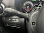Nissan Juke 1.6 Hybrid N-Design AUTOMAAT / *** Levertijd in overleg *** / Two-tone kleurstelling / Voorstoelen, voorruit + stuurwiel verwarmd / Rondomzichtcamera / Dode hoek detectie / Cruise control adaptief / Automatische airco / Apple Car Play & Android Auto / Licht metalen velgen 19" / Navigatiesysteem full map / Parkeersensoren voor + achter