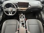 Nissan Juke 1.6 Hybrid N-Design AUTOMAAT / *** Levertijd in overleg *** / Two-tone kleurstelling / Voorstoelen, voorruit + stuurwiel verwarmd / Rondomzichtcamera / Dode hoek detectie / Cruise control adaptief / Automatische airco / Apple Car Play & Android Auto / Licht metalen velgen 19" / Navigatiesysteem full map / Parkeersensoren voor + achter