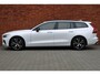 Volvo V60 B3 Ultimate Dark | Harman/Kardon Premium Geluidssysteem | Panoramisch Schuif-/Kanteldak | 360° Parkeercamera | Lighting Pack | All-season banden | Verwarmbare Voor- en Achterstoelen | Stuurwielverwarming | Adaptieve Cruise Control Met Stuurhulp | Keyless Entry