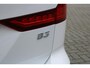 Volvo V60 B3 Ultimate Dark | Harman/Kardon Premium Geluidssysteem | Panoramisch Schuif-/Kanteldak | 360° Parkeercamera | Lighting Pack | All-season banden | Verwarmbare Voor- en Achterstoelen | Stuurwielverwarming | Adaptieve Cruise Control Met Stuurhulp | Keyless Entry