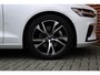 Volvo V60 B3 Ultimate Dark | Harman/Kardon Premium Geluidssysteem | Panoramisch Schuif-/Kanteldak | 360° Parkeercamera | Lighting Pack | All-season banden | Verwarmbare Voor- en Achterstoelen | Stuurwielverwarming | Adaptieve Cruise Control Met Stuurhulp | Keyless Entry