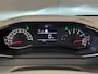Peugeot 208 Style | Dashboard en deurpanelen in kunststof met carboneffect | Ecoled koplampen | Elektrisch verstelbare en verwarmbare buitenspiegels