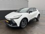 Toyota C-HR 1.8 Hybrid 140 Executive Bi-tone, NEXT GEN. PACK, Nieuw en direct rijden, Navigatie, Elek. Achterklep. Head-Up display, Dodehoekdetectie, JBL, LMV, PDC