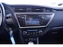 Toyota Auris 1.8 First Edition navigatie camera private glas lmv 16" stoelverwarming climate controle DAB keyless entry en start voorstoelen verwarmd PDC v+a