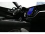 Volvo XC60 2.0 T6 Plug-in hybrid AWD R-Design / Facelift / Black Edition / Panoramadak / Elektr. verstelbare voorstoel (memory) / 21'' LMV / Apple Carplay / Achteruitrijcamera / Elektr. bedienbare achterklep / Keyless / LED Koplampen / Lederen contourstoelen