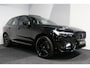 Volvo XC60 2.0 T6 Plug-in hybrid AWD R-Design / Facelift / Black Edition / Panoramadak / Elektr. verstelbare voorstoel (memory) / 21'' LMV / Apple Carplay / Achteruitrijcamera / Elektr. bedienbare achterklep / Keyless / LED Koplampen / Lederen contourstoelen