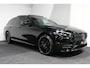 Mercedes-Benz E-klasse Estate 300 e AMG Line / E63 AMG Grill / E63 AMG Diffuser / Panoramadak / Burmester Sound System / Sfeerverlichting / Luchtvering (achteras) / LED High Performance / 20'' LMV / Night pakket / Apple Carplay - Andriod auto / Stoelverwarming / Trekhaak (zwenkbaar) / Achteruitrijcamera / Draadloze telefoonlader / Widescreen