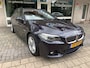 BMW 5-Serie TOURING 535 XI/AWD/HIGH EXECUTIVE/M PAKKET LUCHTVERING/LEDEREN BEKLEDING/CLIMATE CONTROLE/NAVI FULL MAP/COMFORTSTOELEN MET MEMORY EN STOELVERWARMING/ACHTERUITRIJ CAMERA/BI-XENON/CRUISE CONTROLE/PARKEERSENSOREN V+A LEKTRISCH BEDIENBARE ACHTERKLEP/MULTIFUNCTIONEEL STUUR/ZWENKBARE TREKHAAK