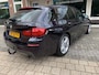 BMW 5-Serie TOURING 535 XI/AWD/HIGH EXECUTIVE/M PAKKET LUCHTVERING/LEDEREN BEKLEDING/CLIMATE CONTROLE/NAVI FULL MAP/COMFORTSTOELEN MET MEMORY EN STOELVERWARMING/ACHTERUITRIJ CAMERA/BI-XENON/CRUISE CONTROLE/PARKEERSENSOREN V+A LEKTRISCH BEDIENBARE ACHTERKLEP/MULTIFUNCTIONEEL STUUR/ZWENKBARE TREKHAAK