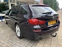 BMW 5-Serie TOURING 535 XI/AWD/HIGH EXECUTIVE/M PAKKET LUCHTVERING/LEDEREN BEKLEDING/CLIMATE CONTROLE/NAVI FULL MAP/COMFORTSTOELEN MET MEMORY EN STOELVERWARMING/ACHTERUITRIJ CAMERA/BI-XENON/CRUISE CONTROLE/PARKEERSENSOREN V+A LEKTRISCH BEDIENBARE ACHTERKLEP/MULTIFUNCTIONEEL STUUR/ZWENKBARE TREKHAAK