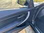 BMW 3-Serie Touring 320d High Executive, M-Pakket, Navigatie, Bluetooth, Harman Kardon, Stoelverwarming, Xenon, Boekjes aanwezig