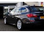 BMW 5-Serie Touring 520i 184PK M Sport*NL-Auto*Pano/Comfortstoelen/Stoelverw./Memorie/Elek. Klep/Xenon/LED/M-Stuur/Parkeersens.V+A/19 inch LM*