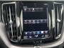 Volvo XC60 2.0 T8 Recharge 392 pk AWD R-Design Navigatie Panoramadak Luchtvering Camera Head Up Display Leder Dashboard Carplay Elek. Stoel 19 Inch Velgen Stoelverwarming Standkachel Getint Glas On Call 1e Eigenaar Plug In Hybride 1e Eigenaar Netjes ! BTW auto