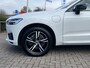 Volvo XC60 2.0 T8 Twin Engine 392 pk AWD R-Design Navigatie Panoramadak Luchtvering Camera Head Up Display Leder Dashboard Carplay Elek. Stoel 19 Inch Velgen Stoelverwarming Standkachel Extra Getint Glas On Call 1e Eigenaar Plug In Hybride 1e Eigenaar BTW auto