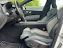 Volvo XC60 2.0 T8 Recharge 392 pk AWD R-Design Navigatie Panoramadak Luchtvering Camera Head Up Display Leder Dashboard Carplay Elek. Stoel 19 Inch Velgen Stoelverwarming Standkachel Getint Glas On Call 1e Eigenaar Plug In Hybride 1e Eigenaar Netjes ! BTW auto