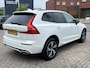 Volvo XC60 2.0 T8 Recharge 392 pk AWD R-Design Navigatie Panoramadak Luchtvering Camera Head Up Display Leder Dashboard Carplay Elek. Stoel 19 Inch Velgen Stoelverwarming Standkachel Getint Glas On Call 1e Eigenaar Plug In Hybride 1e Eigenaar Netjes ! BTW auto