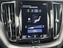 Volvo XC60 2.0 T8 Recharge 392 pk AWD R-Design Navigatie Panoramadak Luchtvering Camera Head Up Display Leder Dashboard Carplay Elek. Stoel 19 Inch Velgen Stoelverwarming Standkachel Getint Glas On Call 1e Eigenaar Plug In Hybride 1e Eigenaar Netjes ! BTW auto