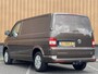 Volkswagen Transporter 2.0 TDI L1H1 BM DC Comfortline | Marge | 1e eigenaar | Cruise Control | Trekhaak | Parkeersensoren Achter | Airconditioning | Navigatie | Stop&Go | Betonplex | Wandbetimmering |