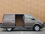 Volkswagen Transporter 2.0 TDI L1H1 BM DC Comfortline | Marge | 1e eigenaar | Cruise Control | Trekhaak | Parkeersensoren Achter | Airconditioning | Navigatie | Stop&Go | Betonplex | Wandbetimmering |