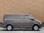 Volkswagen Transporter 2.0 TDI L1H1 BM DC Comfortline | Marge | 1e eigenaar | Cruise Control | Trekhaak | Parkeersensoren Achter | Airconditioning | Navigatie | Stop&Go | Betonplex | Wandbetimmering |