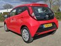 Toyota Aygo 1.0 VVT-i x-play AUT! Carplay! Camera! Apk 4-2027! as Zondag Open tot 14 uur!