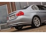 BMW 3-Serie 335i E90 Sedan Facelift High Executive | 306 pk | Automaat | Navi | Leer | 18 inch | Xenon | Sportstuur | Sporstoelen | Climate-control | PDC | Rolgordijn