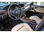 BMW 3-Serie 335i E90 Sedan Facelift High Executive | 306 pk | Automaat | Navi | Leer | 18 inch | Xenon | Sportstuur | Sporstoelen | Climate-control | PDC | Rolgordijn