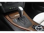 BMW 3-Serie 335i E90 Sedan Facelift High Executive | 306 pk | Automaat | Navi | Leer | 18 inch | Xenon | Sportstuur | Sporstoelen | Climate-control | PDC | Rolgordijn