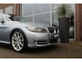 BMW 3-Serie 335i E90 Sedan Facelift High Executive | 306 pk | Automaat | Navi | Leer | 18 inch | Xenon | Sportstuur | Sporstoelen | Climate-control | PDC | Rolgordijn | ➡️
