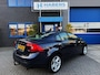 Volvo S60 1.6 T3 Kinetic 150PK|Origineel NL|Navi|Leder|Trekhaak|Led|17INCH|Cruise|Bluetooth media|Isofix||PDC|1e Eigenaar|Historie