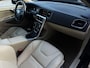 Volvo S60 1.6 T3 Kinetic 150PK|Origineel NL|Navi|Leder|Trekhaak|Led|17INCH|Cruise|Bluetooth media|Isofix||PDC|1e Eigenaar|Historie