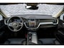 Volvo XC60 2.0 T6 Plug-in hybrid AWD Plus Dark | Stoel en Stuurverwarming | Parkeersensoren Voor en Achter | Trekhaak | Adaptieve Cruise Control |