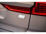Volvo XC60 2.0 T6 Plug-in hybrid AWD Plus Dark | Stoel en Stuurverwarming | Parkeersensoren Voor en Achter | Trekhaak | Adaptieve Cruise Control |