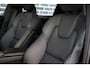 Volvo XC60 2.0 T6 Plug-in hybrid AWD Plus Dark | Stoel en Stuurverwarming | Parkeersensoren Voor en Achter | Trekhaak | Adaptieve Cruise Control |