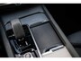 Volvo XC60 2.0 T6 Plug-in hybrid AWD Plus Dark | Stoel en Stuurverwarming | Parkeersensoren Voor en Achter | Trekhaak | Adaptieve Cruise Control |