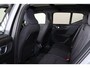 Volvo XC40 Extended Range Ultimate 82 kWh - Panorama/schuifdak - IntelliSafe Assist & Surround - 360º Camera - Verwarmde voorstoelen, stuur & achterbank - Parkeersensoren voor & achter - Draadloze tel. lader - Warmtepomp - Extra getint glas - Elektr. inklapbare trekhaak - 19' LMV