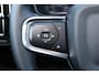 Volvo XC40 Extended Range Ultimate 82 kWh - Panorama/schuifdak - IntelliSafe Assist & Surround - 360º Camera - Verwarmde voorstoelen, stuur & achterbank - Parkeersensoren voor & achter - Draadloze tel. lader - Warmtepomp - Extra getint glas - Elektr. inklapbare trekhaak - 19' LMV