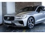 Volvo V60 T6 Automaat Plug-in hybrid AWD Ultra Dark | Panoramadak | 360° parkeercamera | Parkeersensoren voor + achter | Harman Kardon premium audio | Google infotainment | Stoelverwarming | Stuurwielverwarming | Parkeerverwarming | BLIS |  Adaptive cruise control |