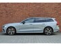 Volvo V60 T6 Plug-in hybrid AWD Plus Dark | Verwarmbare stoelen voor/achter | Harman/Kardon Audio installatie | Adaptieve Cruise Control | 360 graden "Fish-Eye" Camera | Elektrische achterklep | Panoramisch Schuif-/kantel -dak | Elektrisch verstelbare stoelen met memory functie | Lichtmetalen velgen 19'' | Exterieur styling kit
